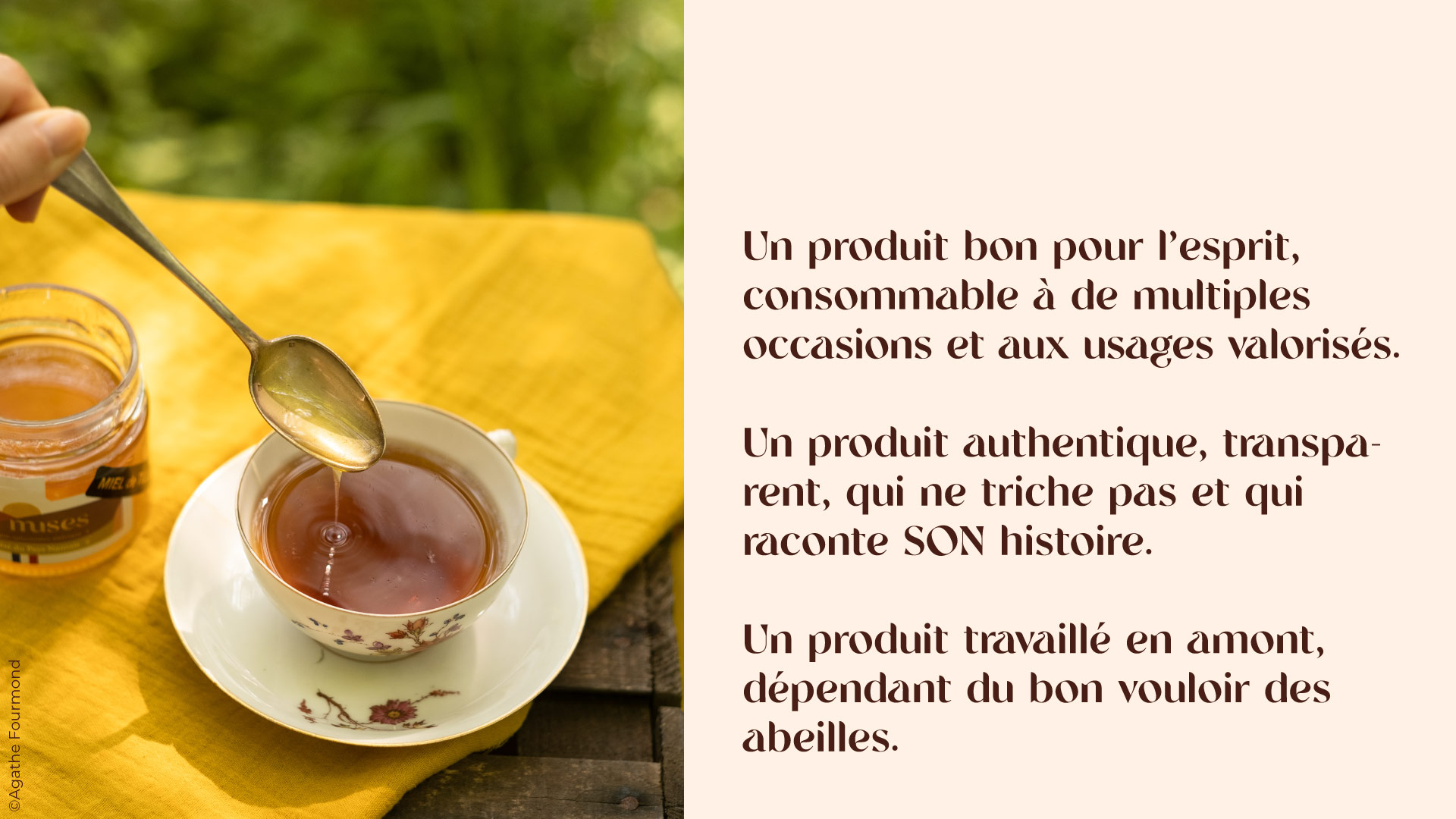 Valeurs de la marque de miel Les Muses. Tasse de thé et sa cuillère de miel. Photo Agathe Fourmond